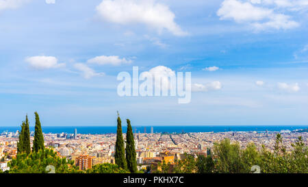 Blick über die Stadt an einem sonnigen Sommertag am 11. Juli 2016 in Barcelona, Spanien. Stockfoto