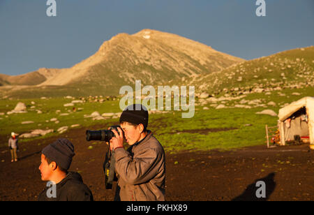 Kirgisische Reiter Fotos nimmt mit der Trekker Kamera kirgisischen Sommer high Camp, goldene Stunde, Keskenkyia Loop trek, Jyrgalan, Kirgisistan Stockfoto