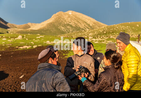 Kirgisischen Nomaden Fotos und Lachen mit Trekker am Kirgisischen Sommer high Camp, Keskenkyia Loop trek, Jyrgalan, Kirgisistan Stockfoto