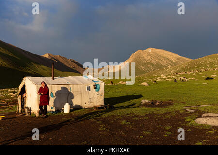 Kirgisischen Nomaden in der Nähe von bei ihr Sommer Hochlager am Goldenen Stunde, Keskenkyia Loop trek, Jyrgalan, Kirgisistan Stockfoto