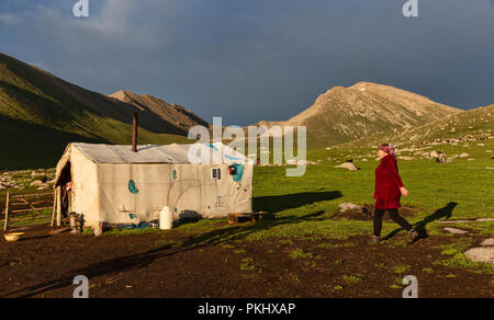 Kirgisischen Nomaden Wanderungen zu ihren Sommer Hochlager am Goldenen Stunde, Keskenkyia Loop trek, Jyrgalan, Kirgisistan Stockfoto