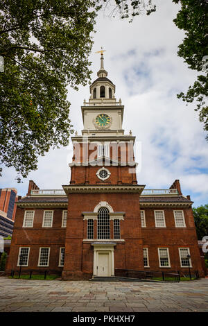 Die Rückseite der Independence Hall in Philadelphia, PA an einem bewölkten Sommertag. Stockfoto