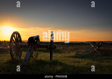 Die Abendsonne Einstellung auf eine lange Stille Amerikanischer Bürgerkrieg Kanone. Stockfoto