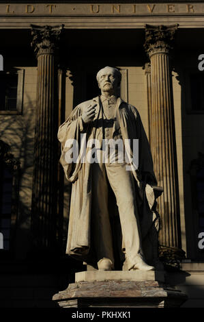 Hermann-von-Helmholtz (Potsdam, 1821 - Charlottenburg, 1894). Deutsche Wissenschaftler und Philosoph. Statue des Bildhauers Ernst Herter, an der Humboldt Universität. Berlin. Deutschland. Stockfoto