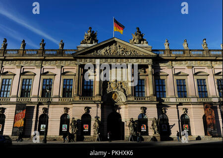 Deutschland. Berlin. Deutsches Historisches Museum 'Deutsches', Historisches Museum in der alten Arsenal "Zeughaus", gelegen zwischen 1695-1730 im barocken Stil erbaut. Hauptfassade. Stockfoto