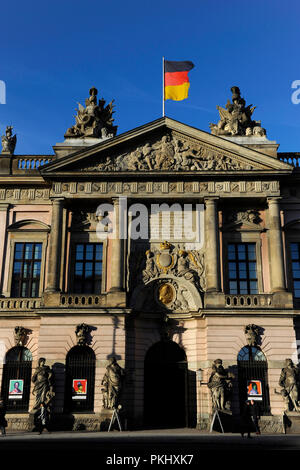 Deutschland. Berlin. Deutsches Historisches Museum 'Deutsches', Historisches Museum in der alten Arsenal "Zeughaus", gelegen zwischen 1695-1730 im barocken Stil erbaut. Detail der Fassade. Stockfoto