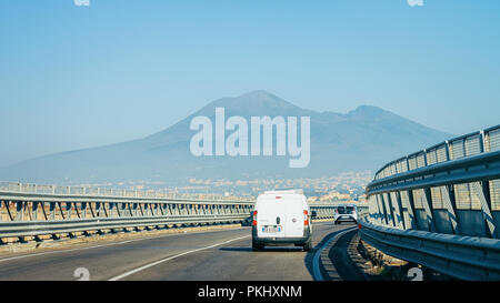 Rom, Italien, 4. Oktober 2017: Minivan auf der Straße in Italien an den Vesuv Berg Stockfoto