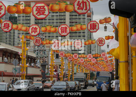 Singapur - 08 Februar 2018: Die festlichen chinesischen Neue Jahr Dekorationen auf den Straßen von Chinatown Stockfoto