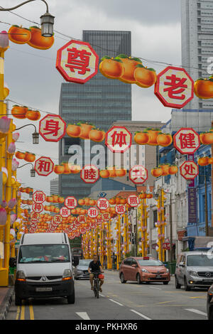 Singapur - 08 Februar 2018: Die festlichen chinesischen Neue Jahr Dekorationen auf den Straßen von Chinatown Stockfoto