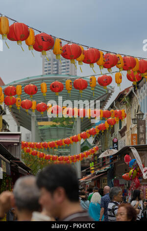 Singapur - 08 Februar 2018: Die festlichen chinesischen Neue Jahr Dekorationen auf den Straßen von Chinatown Stockfoto