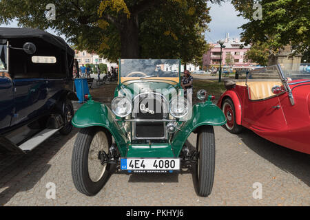 VYSOKE MYTO, TSCHECHISCHE REPUBLIK - Sept. 09. 2018. Historische Autos Prag ausgesetzt Auto auf dem Platz in Vysoke Myto. Stockfoto