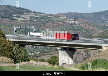 LKW auf der Straße, Autobahnbrücke bei Prackovice, die Autobahn D8 führt durch das tschechische Mittelgebirge, Tschechische Republik LKW-Brücke Stockfoto