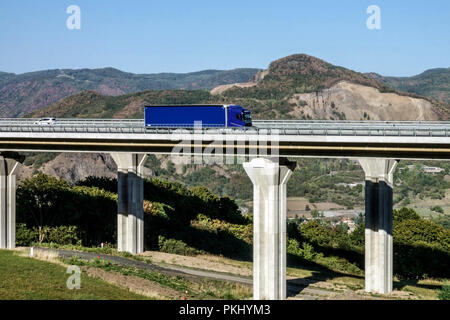 Autobahnbrücke bei Prackovice führt die Autobahn D8 durch das tschechische Mittelgebirge, die LKW-Brücke der Tschechischen Republik Stockfoto