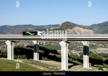 Autobahnbrücke in der Nähe von Prackovice, die Autobahn D8 läuft durch die Tschechische Zentrale Berge, Tschechische Republik Stockfoto