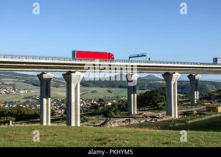 Autobahnbrücke bei Prackovice führt die Autobahn D8 durch das tschechische Mittelgebirge, die LKW-Brücke der Tschechischen Republik Stockfoto