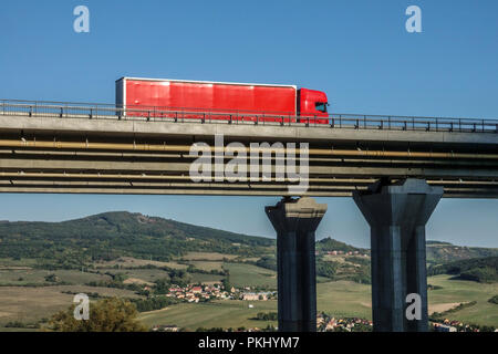 LKW auf der Straße, Autobahnbrücke bei Prackovice, die Autobahn D8 führt durch die Ceske Stredohori Berge, Tschechische Republik LKW-Brücke Stockfoto