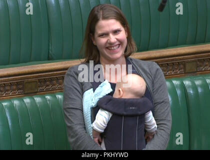 Der stellvertretende Chef der Liberaldemokraten Jo Swinson, mit ihrem Baby Gabriel in Ihrem Commons Sitz zu den abschließenden Bemerkungen der eine Diskussion über Proxy Voting, die es ermöglichen, dass MPs auf Mutterschafts- und Vaterschaftsurlaub ein Kollege ihre Stimme in Ihrer Abwesenheit zu nominieren. Stockfoto