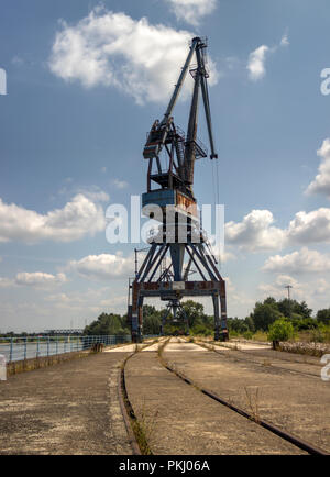 Bosnien und Herzegowina - Dock Kräne im Hafen von samac auf dem Fluss Sava Stockfoto