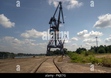 Bosnien und Herzegowina - Dock Kräne im Hafen von samac auf dem Fluss Sava Stockfoto