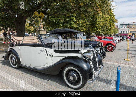 VYSOKE MYTO, TSCHECHISCHE REPUBLIK - Sept. 09. 2018. Historische Autos Prag ausgesetzt Auto auf dem Platz in Vysoke Myto. Stockfoto