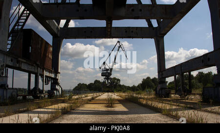 Bosnien und Herzegowina - Dock Kräne im Hafen von samac auf dem Fluss Sava Stockfoto