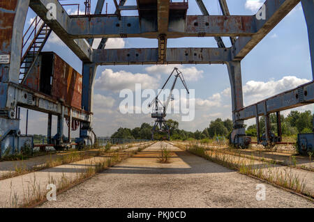 Bosnien und Herzegowina - Dock Kräne im Hafen von samac auf dem Fluss Sava Stockfoto