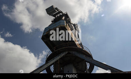 Bosnien und Herzegowina - Dock Kräne im Hafen von samac auf dem Fluss Sava Stockfoto