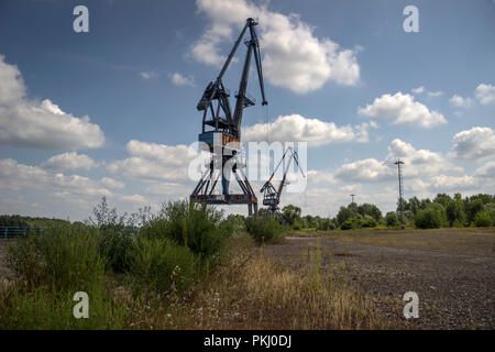 Bosnien und Herzegowina - Dock Kräne im Hafen von samac auf dem Fluss Sava Stockfoto