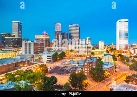 Tulsa, Oklahoma, USA Downtown Skyline der Stadt in der Dämmerung. Stockfoto