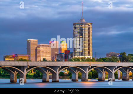 Tulsa, Oklahoma, USA Downtown Skyline auf dem Arkansas River in der Abenddämmerung. Stockfoto