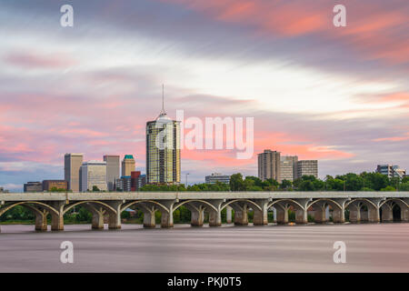 Tulsa, Oklahoma, USA Downtown Skyline auf dem Arkansas River in der Abenddämmerung. Stockfoto