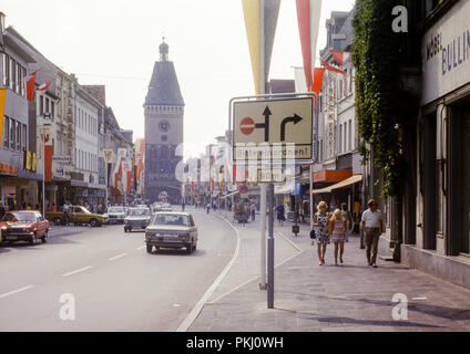 Maximilianstraße, Speyer, Deutschland Blick auf den Uhrturm, alte Tor (Altpoertel). Im August 1973 übernommen. Stockfoto