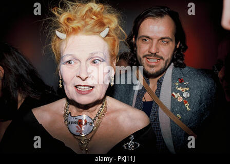 Vivienne Westwood, britische Modedesignerin, mit Ehemann Andreas Kronthaler bei der Eröffnung einer Retrospektiv-Ausstellung ihrer Kunst im NRW-Forum in Düsseldorf, Deutschland 2006. Britische couturier Vivienne Westwood mit Mann Andreas Kronthaler bei der Eröffnung einer retrospektiven Ausstellung ihrer Art in Düsseldorf, Deutschland 2006. Stockfoto