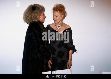 Vivienne Westwood, britische Modedesignerin, bei der Eröffnung einer Retrospektiv-Ausstellung ihrer Kunst im NRW-Forum in Düsseldorf im Gespräch mit Gabriele Henkel, Deutschland 2006. Britische couturier Vivienne Westwood bei der Eröffnung einer retrospektiven Ausstellung ihrer Art in Düsseldorf im Gespräch mit Gabriele Henkel, Deutschland 2006. Stockfoto