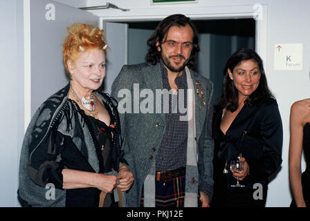 Vivienne Westwood, britische Modedesignerin, mit Ehemann Andreas Kronthaler bei der Eröffnung einer Retrospektiv-Ausstellung ihrer Kunst im NRW-Forum in Düsseldorf, Deutschland 2006. Britische couturier Vivienne Westwood mit Mann Andreas Kronthaler bei der Eröffnung einer retrospektiven Ausstellung ihrer Art in Düsseldorf, Deutschland 2006. Stockfoto