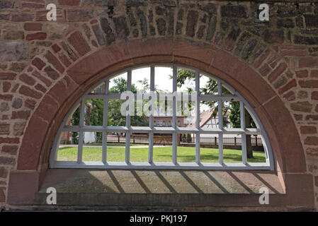 Klostermauer mit Eisen Sprossenfenster, Seligenstadt, Hessen, Deutschland. Stockfoto