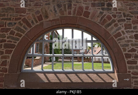 Klostermauer mit Eisen Sprossenfenster, Seligenstadt, Hessen, Deutschland. Stockfoto