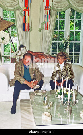 Fürst Ferdinand von Bismarck mit Ehefrau Elisabeth (lippens) im Familiensitz der Bismarcks schloss Friedrichsruh nahe Hamburg, Deutschland 2006. Prinz Ferdinand von Bismarck mit seiner Frau Elisabeth (lippens) in der Familie der Bismarckschen Schloss Friedrichsruh in der Nähe von Hamburg, Deutschland 2006. Stockfoto