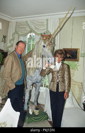 Fürst Ferdinand von Bismarck posiert mit Ehefrau Elisabeth (lippens) neben einem Einhorn im Familiensitz der Bismarcks schloss Friedrichsruh nahe Hamburg, Deutschland 2006. Prinz Ferdinand von Bismarck stellt mit seiner Frau Elisabeth (lippens) Neben einem Einhorn in der Familie den Aufenthalt von Bismarcks schloss Friedrichsruh in der Nähe von Hamburg, Deutschland 2006. Stockfoto