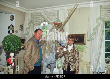 Fürst Ferdinand von Bismarck posiert mit Ehefrau Elisabeth (lippens) neben einem Einhorn im Familiensitz der Bismarcks schloss Friedrichsruh nahe Hamburg, Deutschland 2006. Prinz Ferdinand von Bismarck stellt mit seiner Frau Elisabeth (lippens) Neben einem Einhorn in der Familie den Aufenthalt von Bismarcks schloss Friedrichsruh in der Nähe von Hamburg, Deutschland 2006. Stockfoto