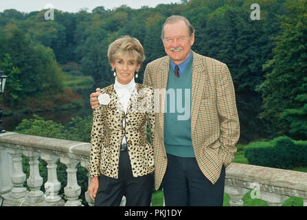 Fürst Ferdinand von Bismarck mit Ehefrau Elisabeth (lippens) im Garten vom Familiensitz der Bismarcks schloss Friedrichsruh nahe Hamburg, Deutschland 2006. Prinz Ferdinand von Bismarck mit Frau Elisabeth (lippens) im Garten der Familie den Aufenthalt von Bismarcks schloss Friedrichsruh in der Nähe von Hamburg, Deutschland 2006. Stockfoto