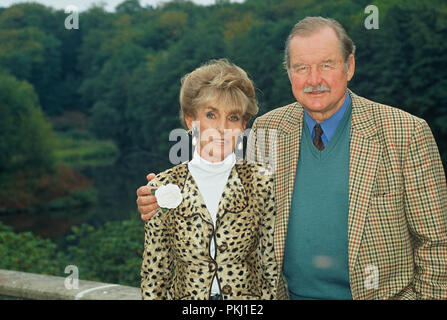 Fürst Ferdinand von Bismarck mit Ehefrau Elisabeth (lippens) im Garten vom Familiensitz der Bismarcks schloss Friedrichsruh nahe Hamburg, Deutschland 2006. Prinz Ferdinand von Bismarck mit Frau Elisabeth (lippens) im Garten der Familie den Aufenthalt von Bismarcks schloss Friedrichsruh in der Nähe von Hamburg, Deutschland 2006. Stockfoto