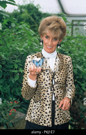 Ehefrau Elisabeth (lippens) von Fürst Ferdinand von Bismarck posiert mit einem Schmetterling im Garten vom Familiensitz der Bismarcks schloss Friedrichsruh nahe Hamburg, Deutschland 2006. Frau Elisabeth (lippens) von Prinz Ferdinand von Bismarck stellt mit einem Schmetterling im Garten der Familie den Aufenthalt von Bismarcks schloss Friedrichsruh in der Nähe von Hamburg, Deutschland 2006. Stockfoto