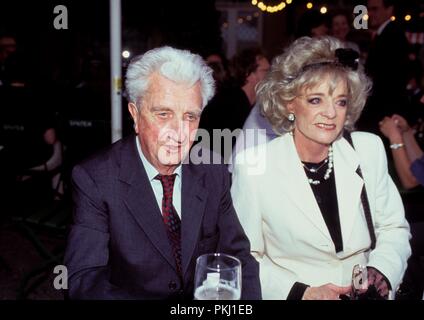 Kunst-Professorin Gabriele Henkel mit Gatte Konrad anlässlich Ihrer Kunstausstellung 'Les Beaux Restes" im Stadtmuseum, München 1995. Kunst Prof. Dr. Gabriele Henkel mit Ehemann Konrad aus Anlass ihrer Kunst Ausstellung "Les Beaux Restes" im Stadtmuseum, München 1995. Stockfoto