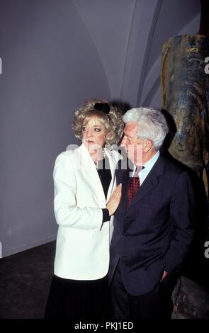 Kunst-Professorin Gabriele Henkel mit Gatte Konrad anlässlich Ihrer Kunstausstellung 'Les Beaux Restes" im Stadtmuseum, München 1995. Kunst Prof. Dr. Gabriele Henkel mit Ehemann Konrad aus Anlass ihrer Kunst Ausstellung "Les Beaux Restes" im Stadtmuseum, München 1995. Stockfoto