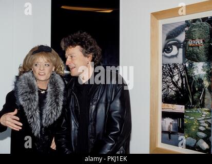 Kunst-Professorin Gabriele Henkel mit Wolfgang Niedecken bei der Vernissage mit Werken von Dennis Hopper in der Galerie Mayer, Düsseldorf 1998. Kunst Prof. Dr. Gabriele Henkel mit Wolfgang Niedecken auf der Vernissage mit Werken von Dennis Hopper in der Galerie Mayer, Düsseldorf 1998. Stockfoto