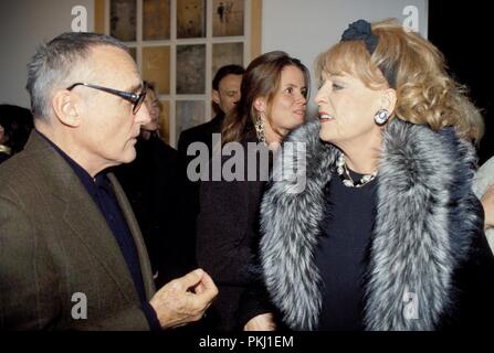 Kunst-Professorin Gabriele Henkel mit dem amerikanischen Maler und Wis Dennis Hopper in der Galerie Mayer, Düsseldorf 1998. Kunst Prof. Dr. Gabriele Henkel mit dem amerikanischen Maler und Schauspieler Dennis Hopper in der Galerie Mayer, Düsseldorf 1998. Stockfoto