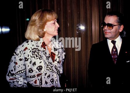 Kunst-Professorin Gabriele Henkel mit Karl Lagerfeld, Deutschland 1991. Kunst Prof. Dr. Gabriele Henkel mit Karl Lagerfeld, Deutschland 1991. Stockfoto