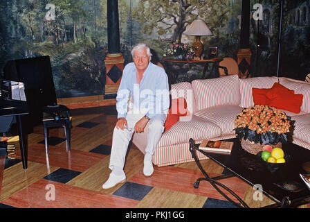 Gunter Sachs posiert sitzend auf einem Sofa, 2000er. Gunter Sachs posiert auf einem Sofa, 2000. Stockfoto
