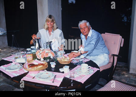 Gunter Sachs mit Ehefrau Mirja bei Kaffee und Kuchen auf einer Terasse, 2000er. Gunter Sachs mit Frau Mirja mit Kaffee und Kuchen auf der Terrasse, 2000. Stockfoto